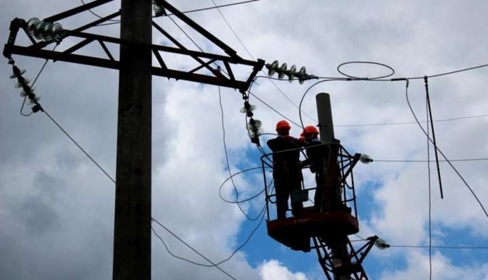 ​Непогода оставила без света десятки городов и сел Украины: где разгулялась стихия