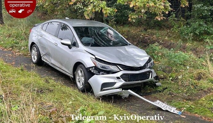 Смертельное ДТП в Киеве: автомобиль снес девушку на остановке, фото и видео