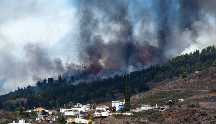 На одному з Канарських островів почалося виверження вулкана, проводиться евакуація: фото і відео