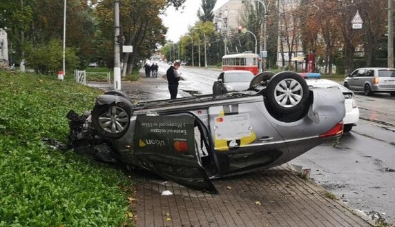 В Киеве такси перевернулось на трамвайных рельсах, есть пострадавшие - фото и видео