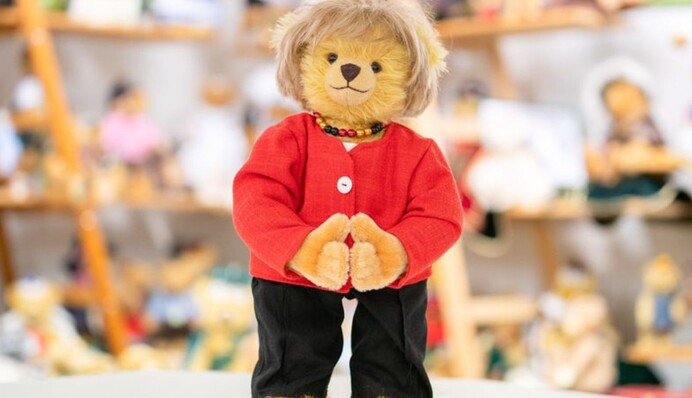 В Германии в честь Меркель создали партию коллекционных плюшевых мишек: фото