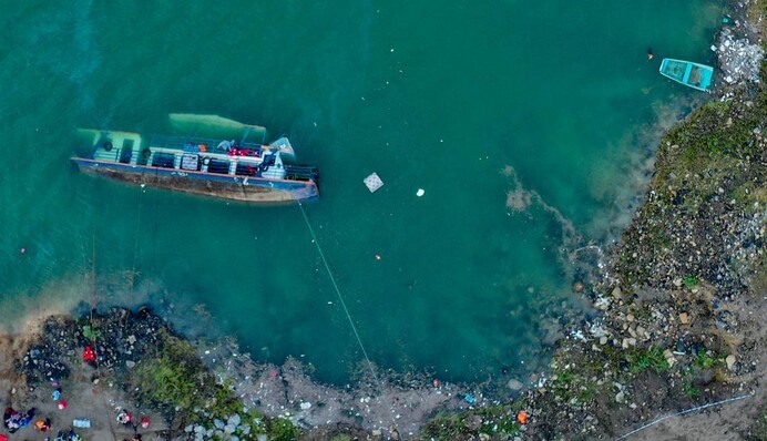 У Китаї перекинулося пасажирське судно, загинуло багато людей