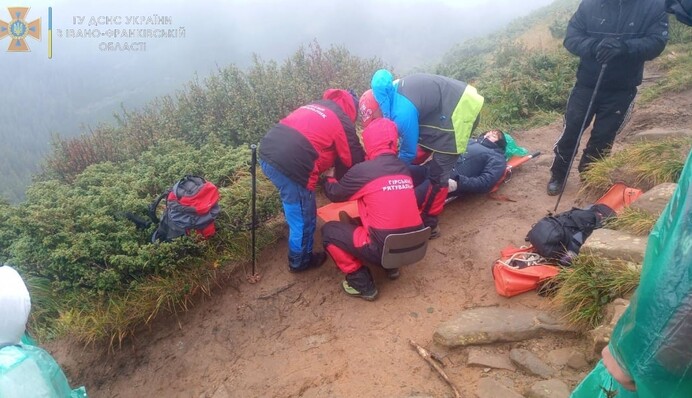 Віднесли вниз на ношах: під час спуску з Говерли травмувалася туристка, фото