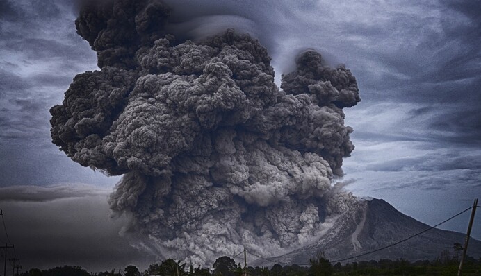 Потоки лавы добрались до жилых домов: на популярном курорте готовятся к масштабной эвакуации из-за вулкана
