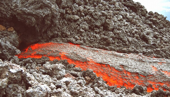 Популярный курорт продолжает уничтожать вулкан: раскаленная лава поглотила сотню домов