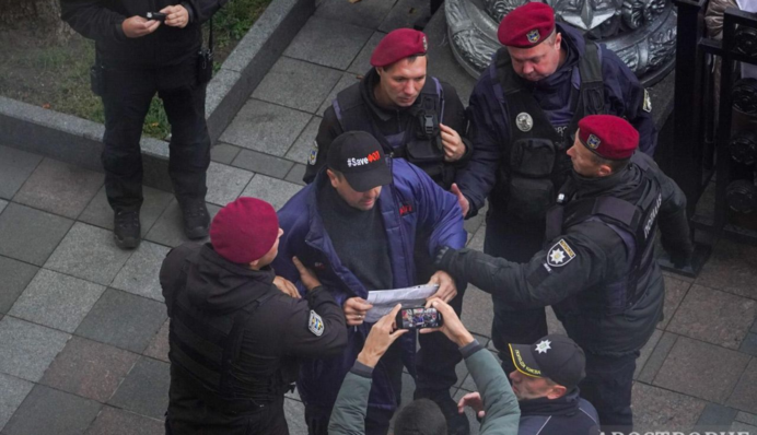 Под стенами Рады произошла стычка между ФОПами и полицией - задержан лидер митингующих, фото