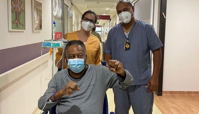 Уже навіть співає: донька Пеле опублікувала зворушливе відео з лікарні