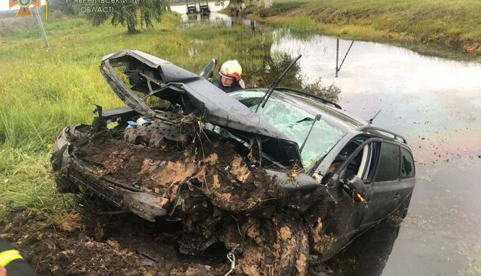 Машину викинуло в канал: під Черніговом сталося смертельне ДТП