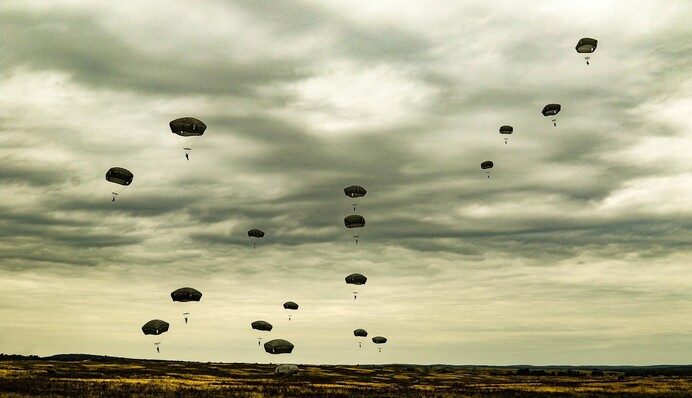 Rapid Trident-2021: появились яркие фото совместного десантирования военных Украины и США