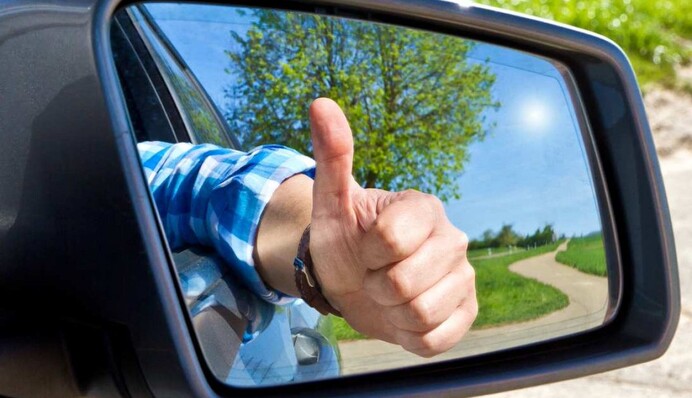 Які сигнали і жести використовують на дорозі українські водії