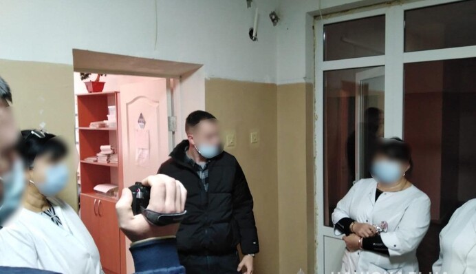 Под Черкассами врач торговала ковид-сертификатами, но одного 