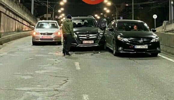 Потрійна ДТП в Києві паралізувала важливу автомагістраль: фото