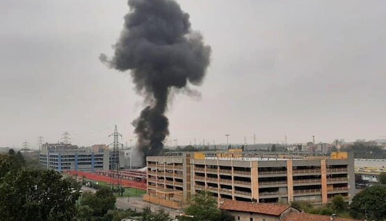 В Італії літак врізався в офісний центр: багато жертв, фото і відео