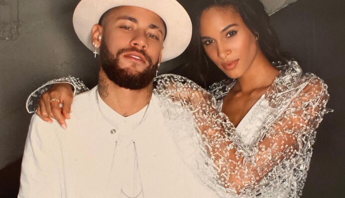 Неймар загулял с одной из самых высокооплачиваемых моделей мира: фото жгучей красотки