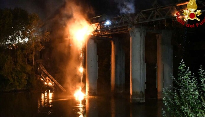 Іншого такого в місті немає: в Римі вогонь серйозно пошкодив знаменитий міст