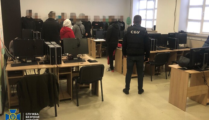 Мошенники снимали со счетов украинцев по 6 млн гривен ежемесячно: в чем суть схемы