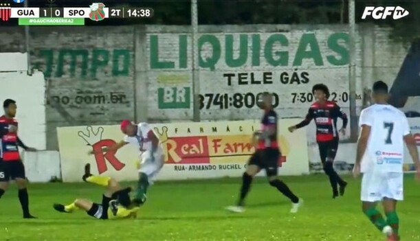 Добивав ногою лежачого: у Бразилії футболіст до втрати свідомості побив суддю, відео