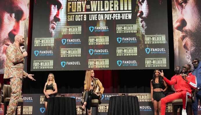 Пішла вона нах***: промоутер зі скандалом зірвав битву поглядів між Ф'юрі і Вайлдером, відео