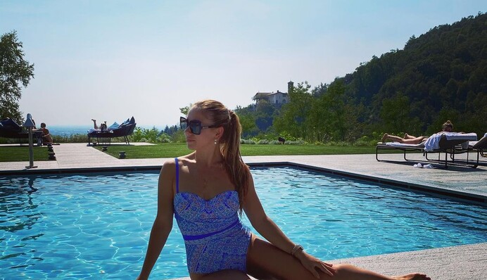 Дружина зірки збірної України блиснула шикарною фігурою на пляжі: 