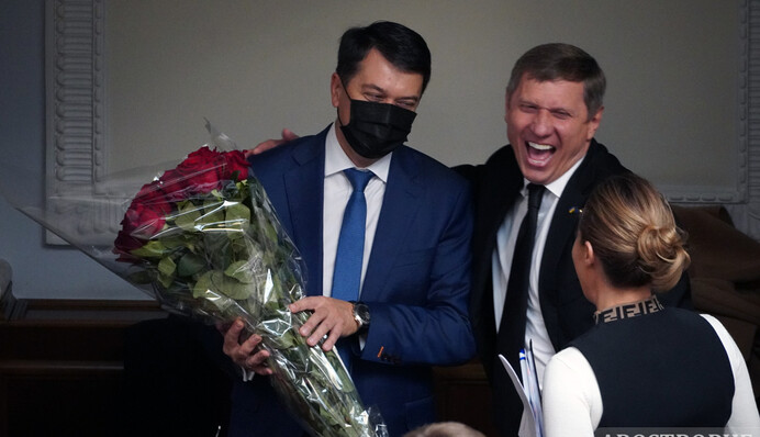 Цветы, селфи и "поцелуи" в маску: как Разумкова в Раде поздравили с днем рождения, фото