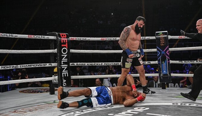 Американський боєць помер після поразки нокаутом: відео фатального удару