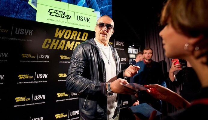 А как же Крым? Усик неожиданно покинул Украину и объявился в другой стране: фото