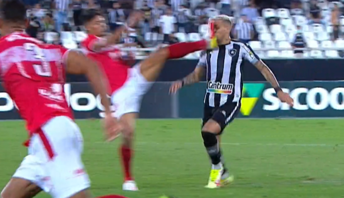 У стилі Брюса Лі: футболіст вирубив суперника ударом шипами в обличчя, моторошне відео