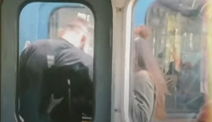 В метро Киева парочка устроила опасную фотосессию: видео