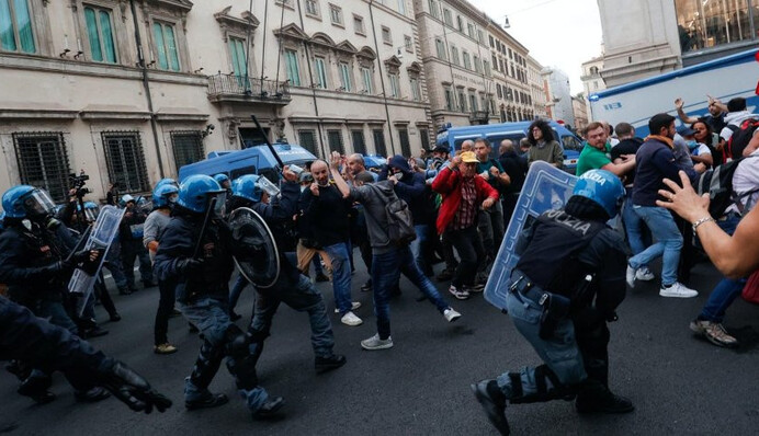 В Риме бастовали против COVID-сертификатов: жестоко избиты десятки копов и медиков