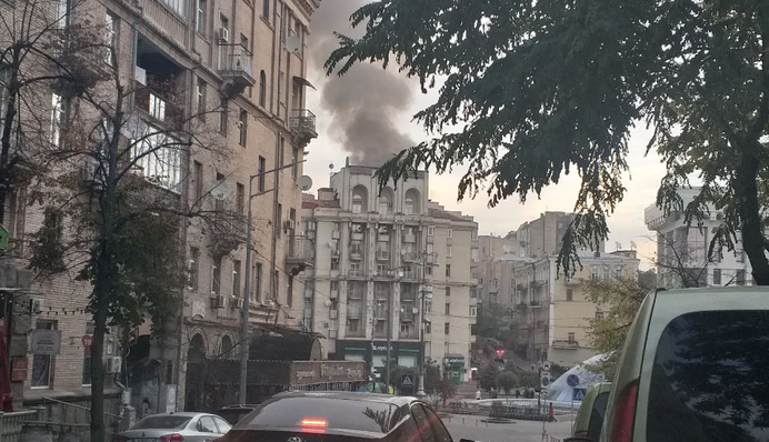 В Киеве возле Майдана Независимости вспыхнул сильный пожар: фото и видео