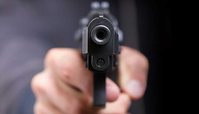 Под Киевом мужчина открыл стрельбу по семье с ребенком: видео с камер наблюдения