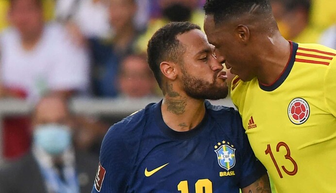 Неймар попытался поцеловать соперника в губы во время матча: скандальное видео