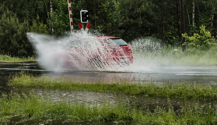 Как правильно водить авто в дождливую погоду: ТОП-7 советов патрульной полиции