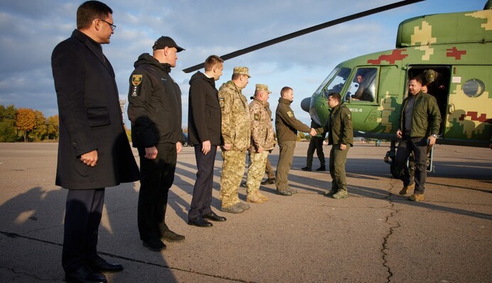 Зеленський прибув на Донбас і зустрівся з бійцями на передовій: фото і відео