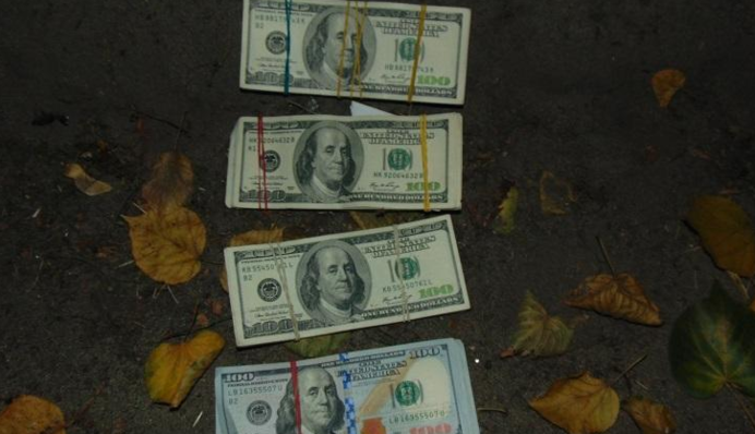 В Киеве преступники отобрали у мужчины 25 тысяч долларов и ключи от Tesla: фото и видео