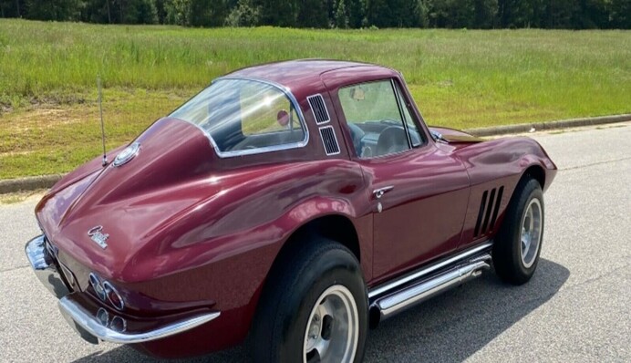 Авто 30 років тримали в гаражі: фото шикарного Chevrolet Corvette 1965 року