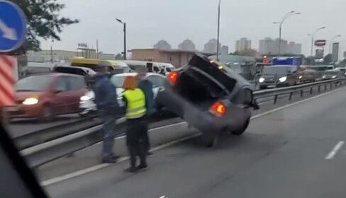 Шел на взлет? В Киеве водитель решил проверить отбойник на прочность, видео