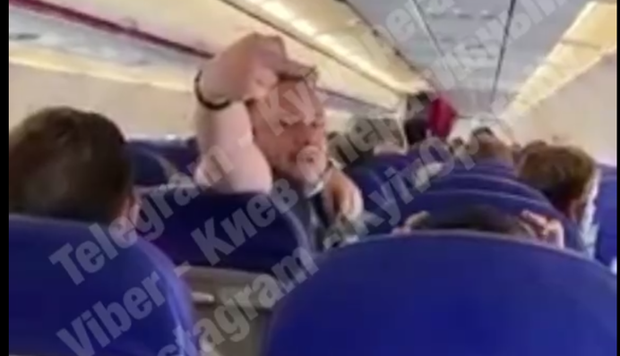 Дебош в літаку Ларнака - Київ: з'явилися цікаві подробиці про порушника