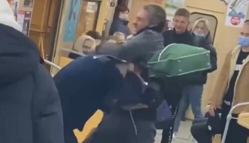 В Харькове мужчина с пивом устроил дебош в метро и был жестко наказан: видео