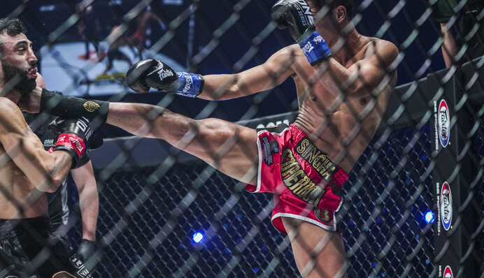 Кикбоксер уложил спать соперника брутальным ударом ногой в голову: видео нокаута