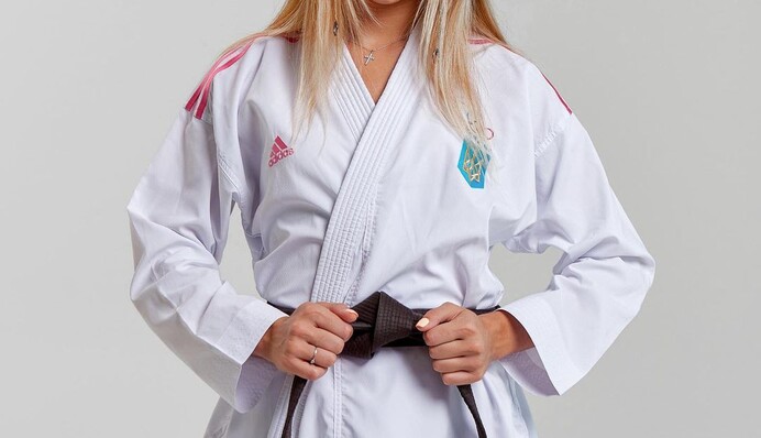 На грани эротики: каратистка-красавица удивила кадрами в перчатках и на каблуках, фото