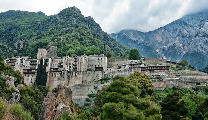 Потерялись в густом тумане и сбились с пути: на Афоне сутки искали двоих украинских паломников