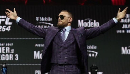 Это опасный и жестокий человек: Макгрегор напал на диджея и сломал ему нос