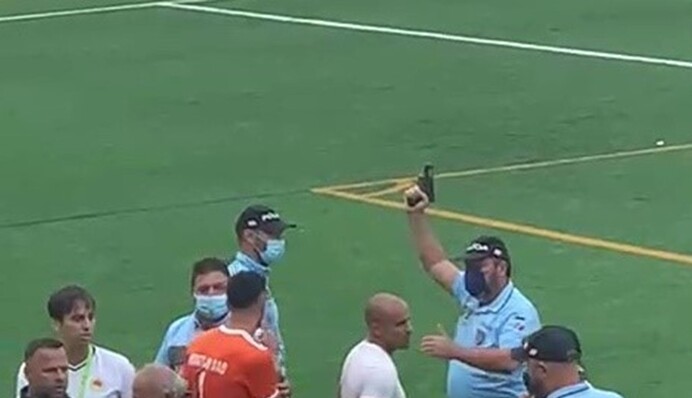 Жуть в Португалии: полиция применила оружие, чтобы разнять драку футболистов и фанатов, видео