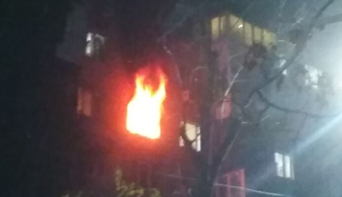 В Киеве вспыхнул мощный пожар в многоэтажном доме: фото и видео