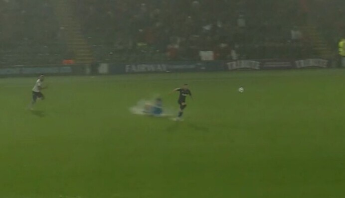 Не футбол, а водне поло: в Англії забили один з найбільш комічних голів року, відео