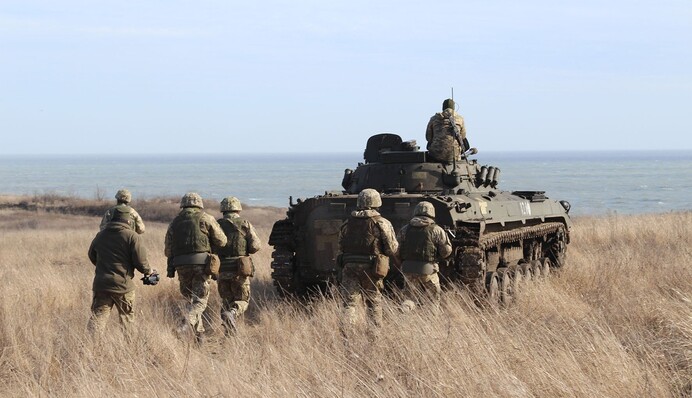Зупинили бронетехніку ворога: біля Криму відбулись навчання ЗСУ, відео