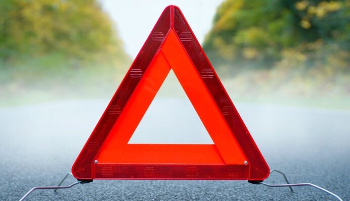 Смертельна ДТП під Києвом: мінівен на зустрічній протаранив вантажівку, відео