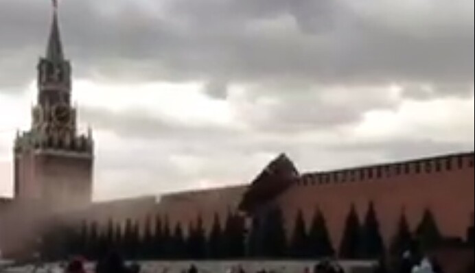 На Кремль налетів ураган: будівля почала руйнуватися, відео