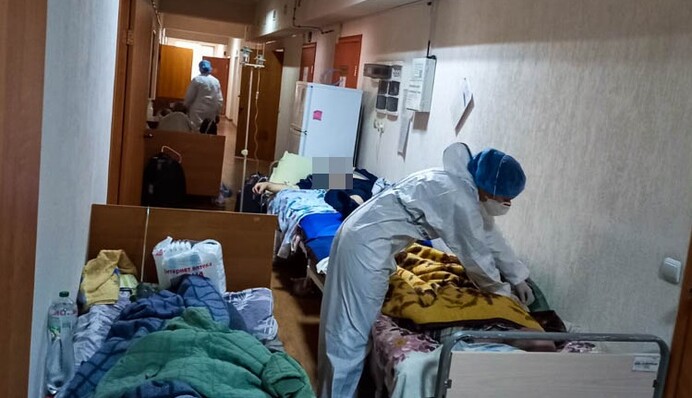 Реанімація переповнена, люди лежать у коридорах: моторошні фото з ковід-лікарні в Павлограді